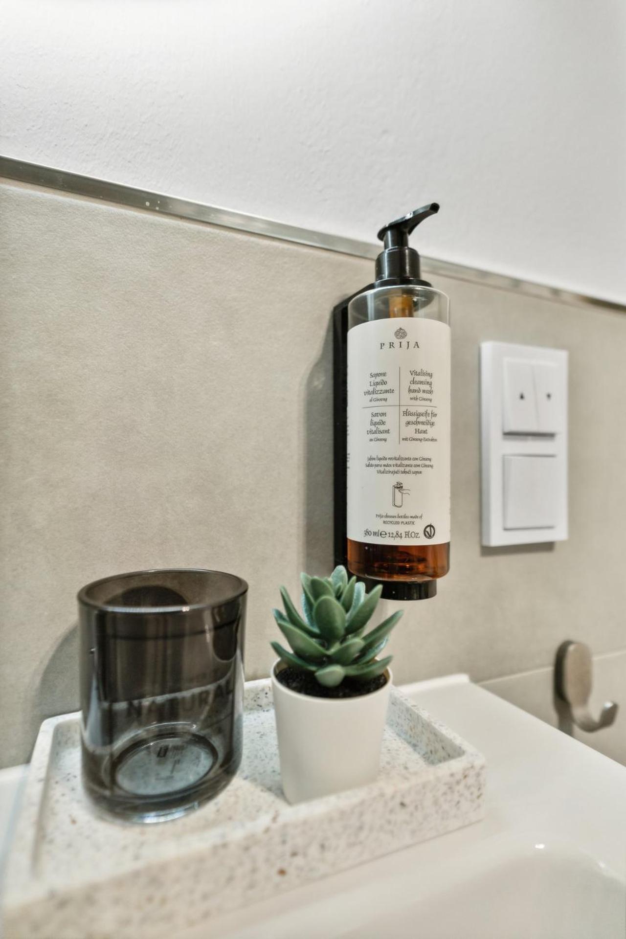 Deluxe Apartment In Bielefeld City Mit Parkplatz Und Balkon ภายนอก รูปภาพ