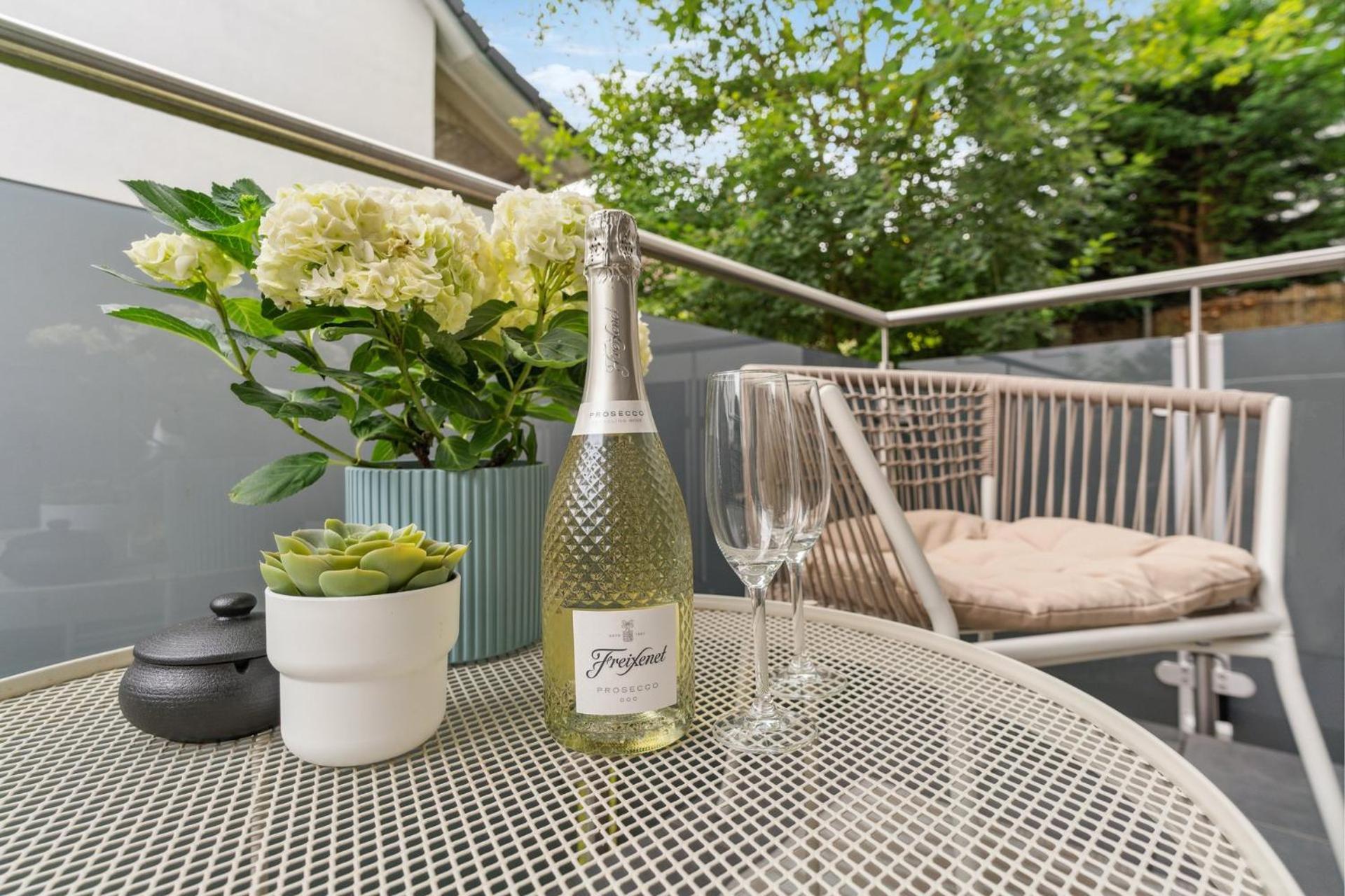 Deluxe Apartment In Bielefeld City Mit Parkplatz Und Balkon ภายนอก รูปภาพ